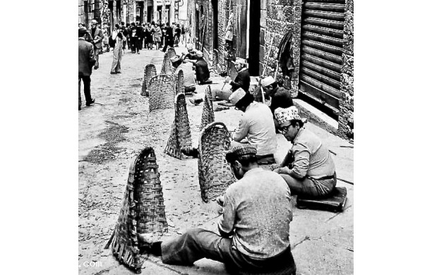 2001 - Scalpellini sistemano il selciato in via Di Città